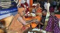 Pt. Navaratna Shastri, Pradhan Acharya, receiving blessings from H.H. Swamiji